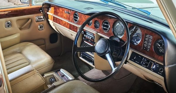 Средна цена днес:  6800 до 32 000 евро

Rolls-Royce представи Silver Shadow през 1965 година, но след това актуализира модела, създавайки Silver Shadow II през 1977-а. Обичан го всички - от търговците -през организаторите на сватби, до богаташите по света. Класиката дава най-доброто в луксозното шофиране за своето време.

Днес те си остават прекрасни автомобили, осигурявайки блясък, както и превъзходен комфорт при возене. Големият проблем е, че цените могат да варират значително в зависимост от качеството. Но скоро няма да има голям срив в цените.

Джон казва, че бройки в отлично състояние са се повишили средно само с около 120 евро през последните три години. Но най-добрите екземпляри от &bdquo;конкурси&ldquo; скачат с повече. Тези от най-висок клас струват с 20 процента повече сравнение  2021 година.
